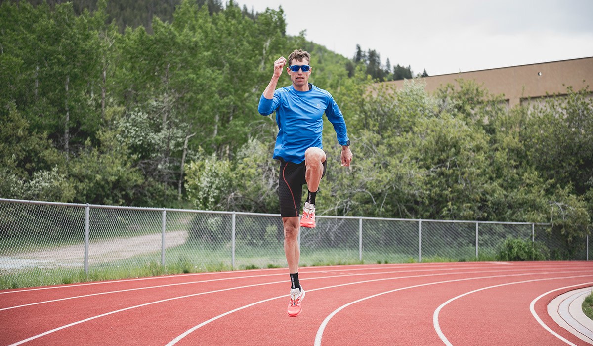 Soft running. Бег на прямых ногах. Бег с прямыми ногами. Бег на прямых ногах картинки. Дрил для бега.